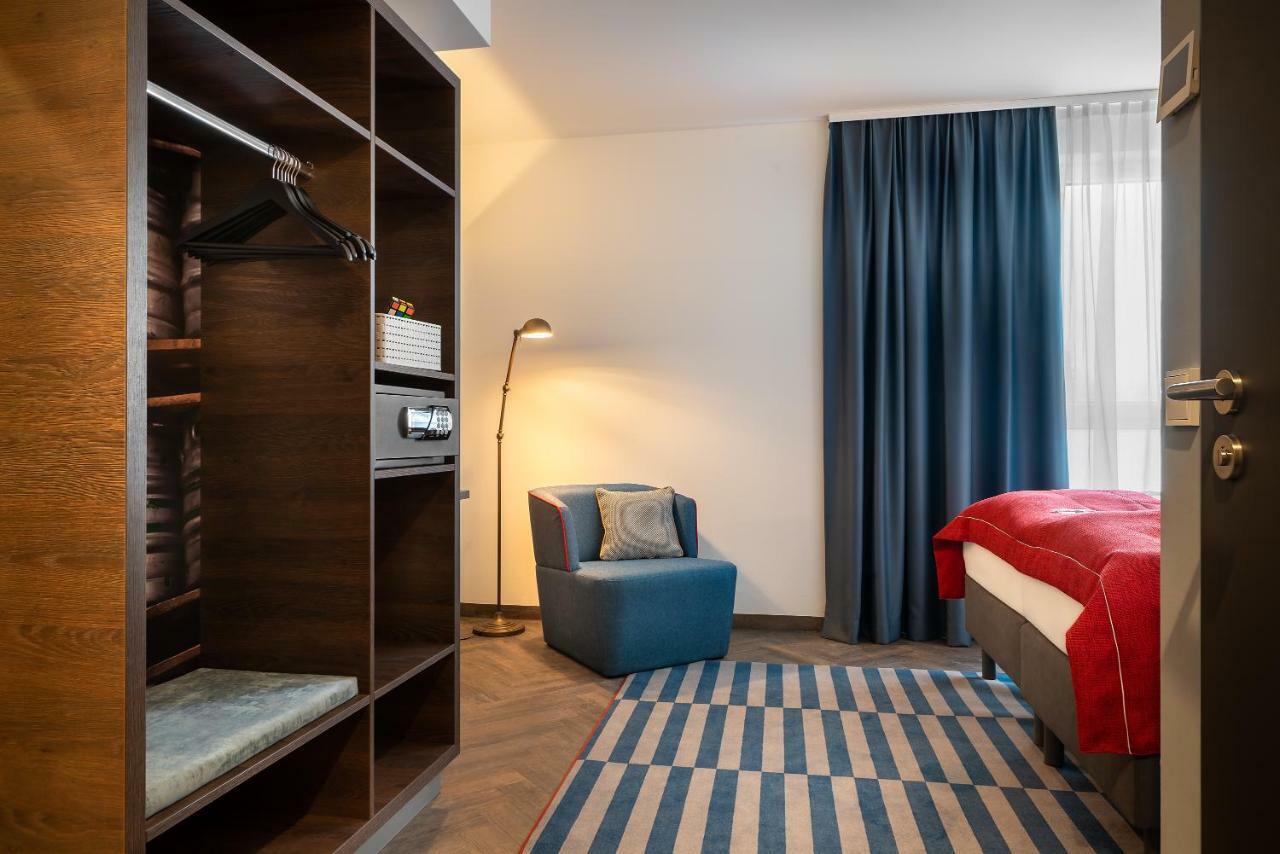 Standard Queen Room Accessible